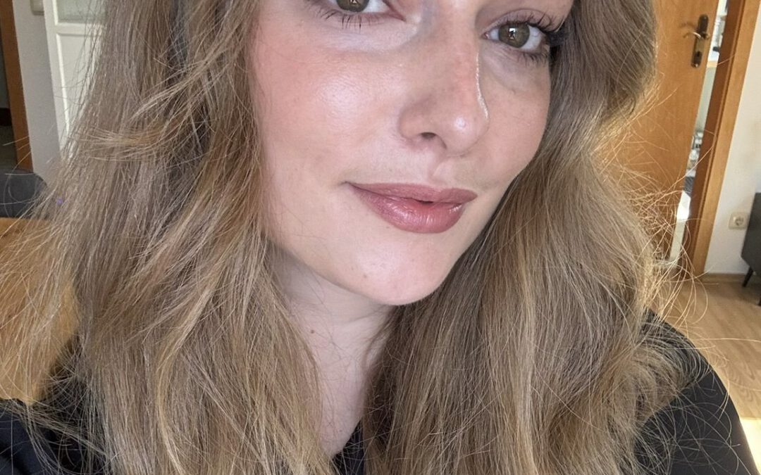 Nadja, erfolgreiche Heilpraktikerin und Osteopathin nach bestandener Heilpraktikerprüfung.