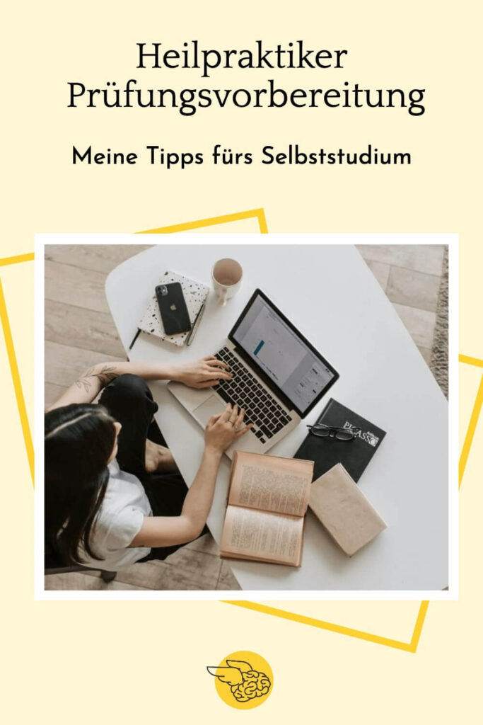 Mädchen das alleine für die Heilpraktikerprüfung am Schreibtisch lernt. 