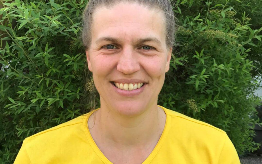 Eine glückliche Heilpraktikerin nach dem Lernen mit effektiven Lernskripten für die Heilpraktikerprüfung