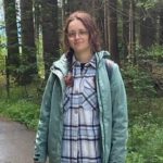 glückliche Kundin positioniert sich nach dem Kauf vom How to Heilpraktiker Lernskript von Franziska Senn