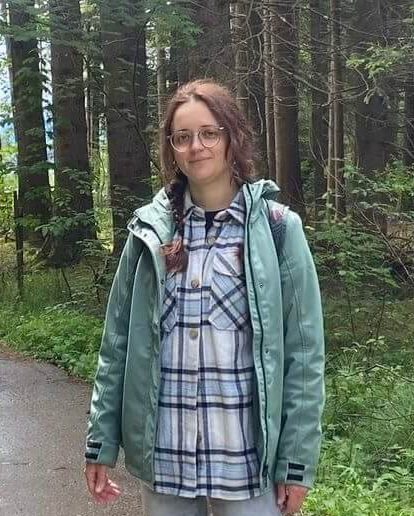 glückliche Kundin positioniert sich nach dem Kauf vom How to Heilpraktiker Lernskript von Franziska Senn