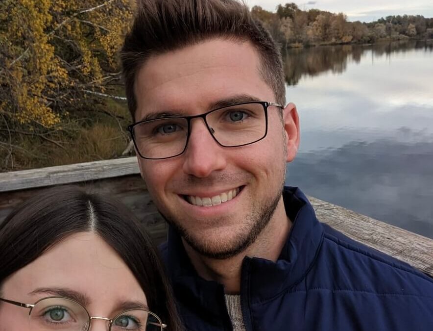 glücklicher Heilpraktiker nach dem Lernen mit der How to Heilpraktiker Lernmethode