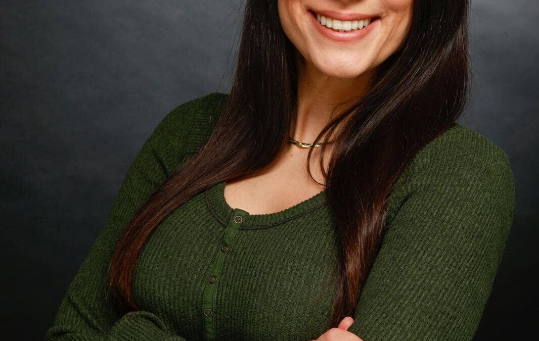 Kundin, die von ihrer Lern-Erfolgsgeschichte in der Heilpraktikerausbildung mit dem Lernmaterial erzählt