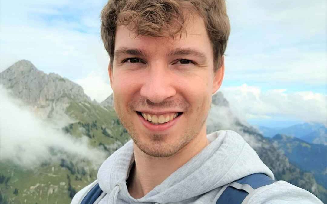 Glücklicher Heilpraktikerschüler berichtet über seine erfolge mit den Lernskripten